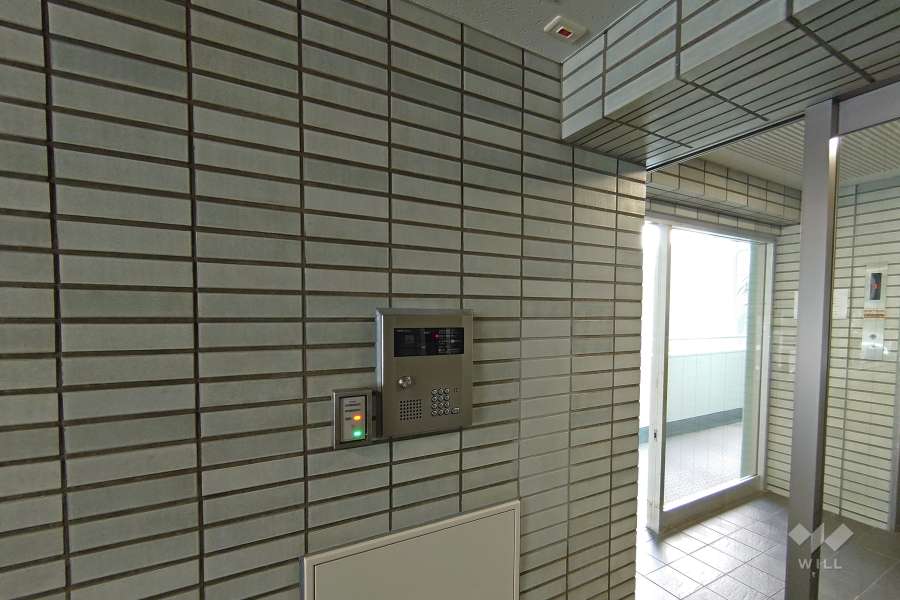 エントランスはオートロック付きです。