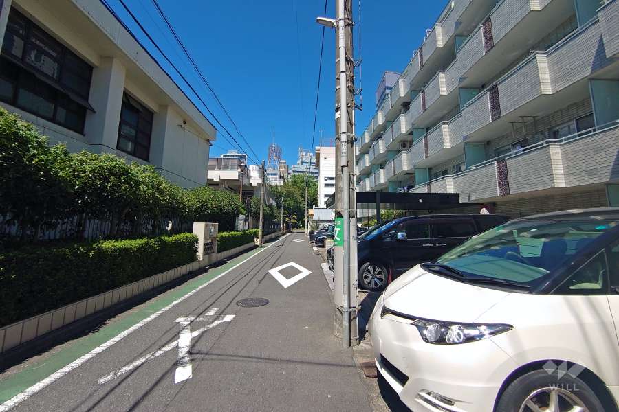 敷地西側の前面道路（南側から）