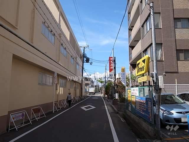 敷地西側の前面道路