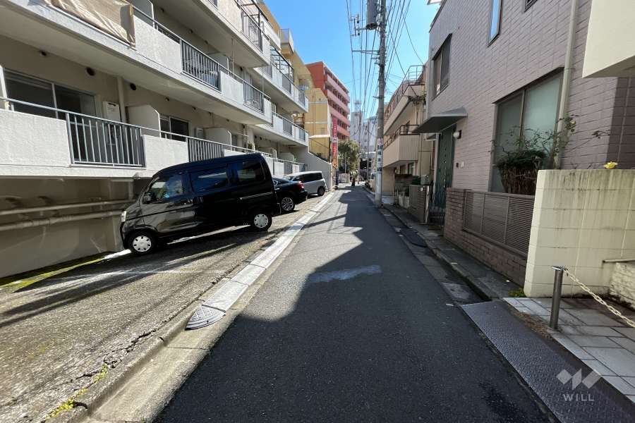 敷地西側の前面道路