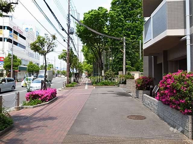エントランス前の通りには広い歩道が付いています。