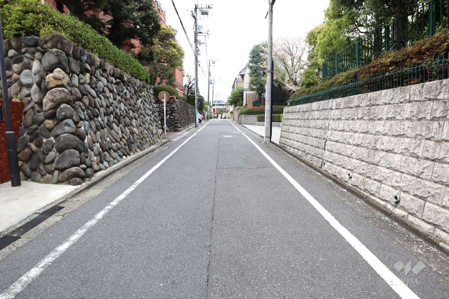 敷地北側の前面道路