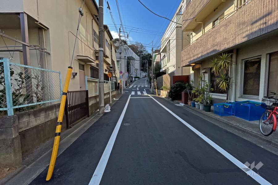 敷地南側の前面道路（東側から）