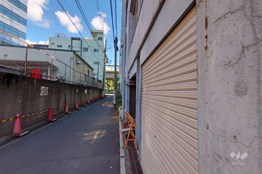 敷地北東側の前面道路（北西側から）