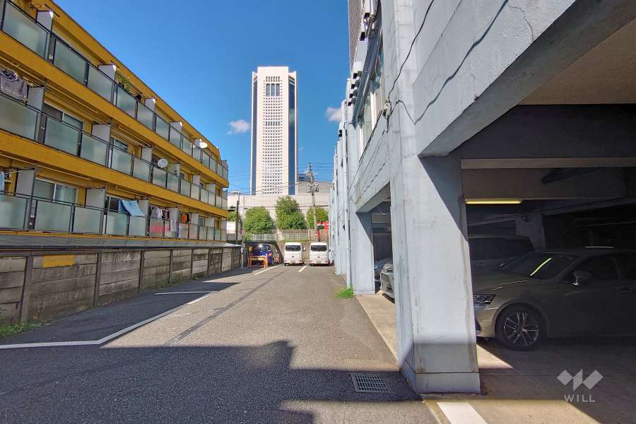 敷地北西側の前面道路（南西側から）