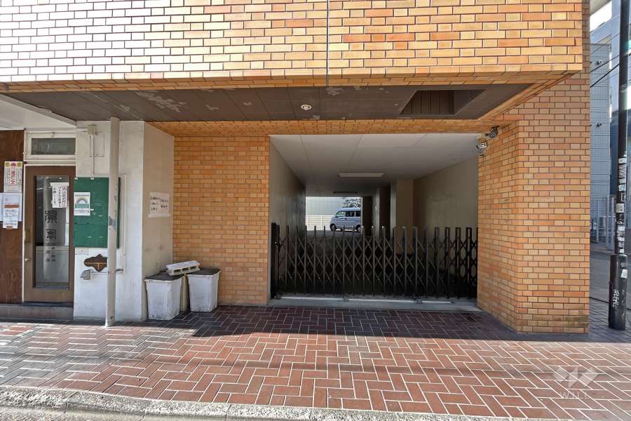 駐車場の出入り口（ゲート付き）