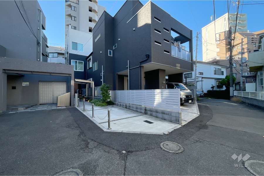 敷地北西側の前面道路（北東側から）