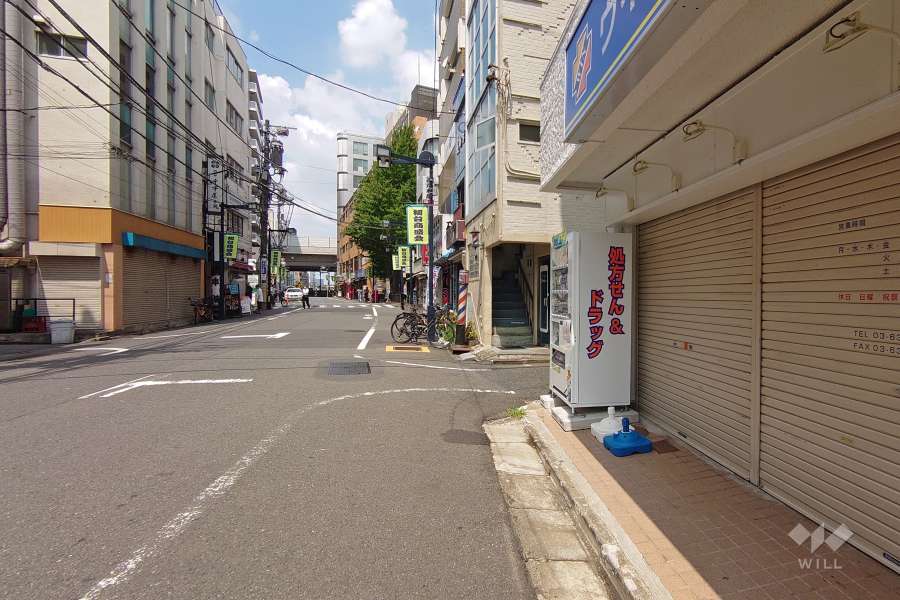 敷地西側の前面道路（南側から）