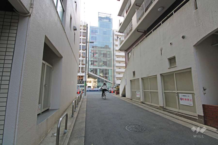 敷地北側の前面道路（東側から）
