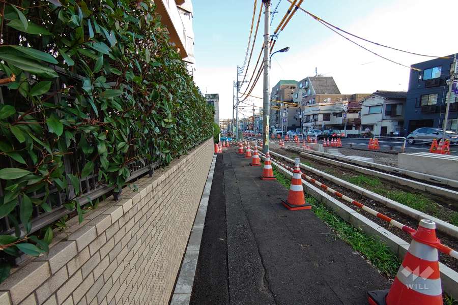 敷地南西側の前面道路（北西側から）