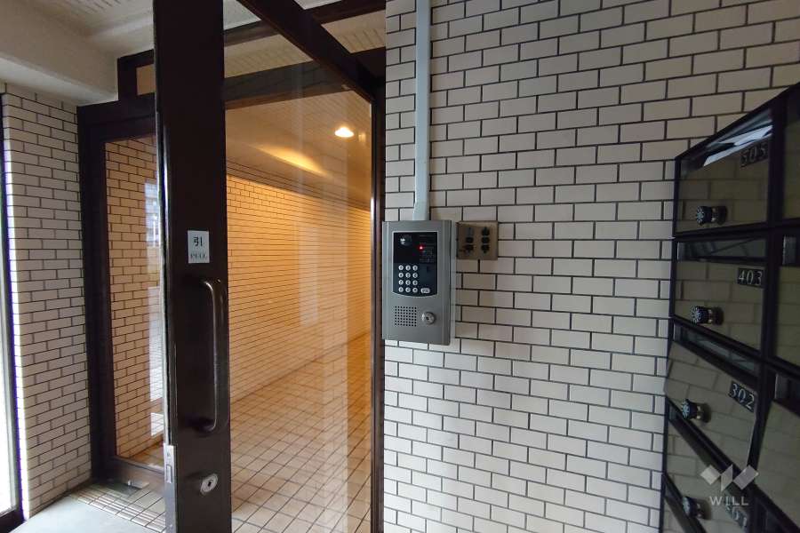エントランスはオートロック付きです。
