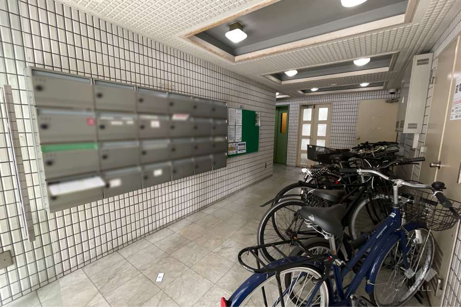 共用ポストと駐輪場