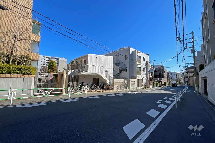 敷地西側の前面道路