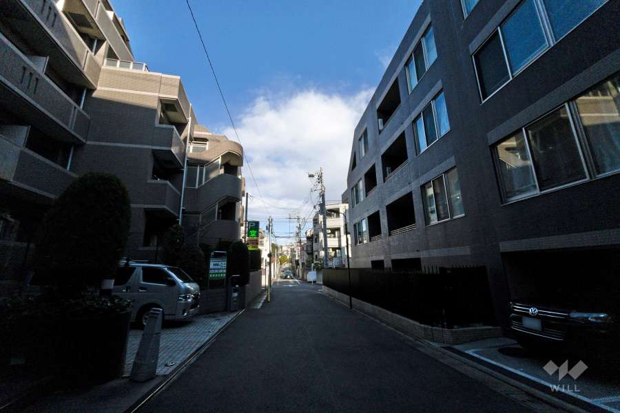 敷地西側の前面道路