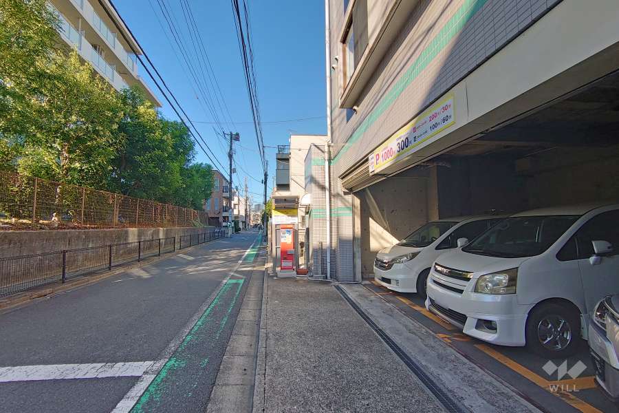 敷地北西側の前面道路（南西側から）