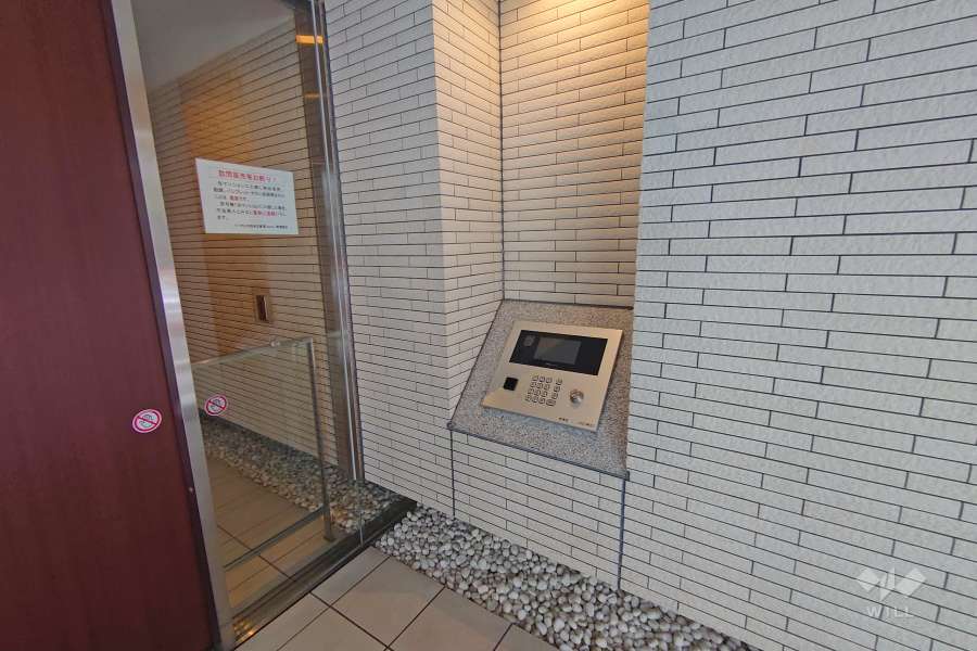 エントランスはオートロック付きです。