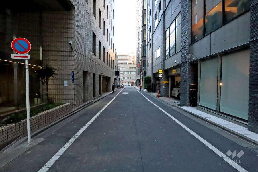 敷地西側の前面道路