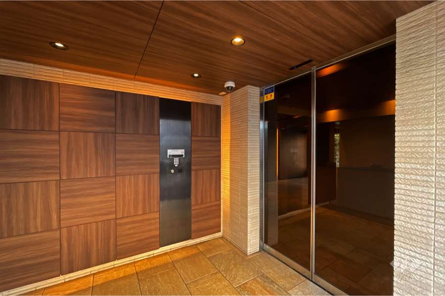 エントランスはオートロック付きです。