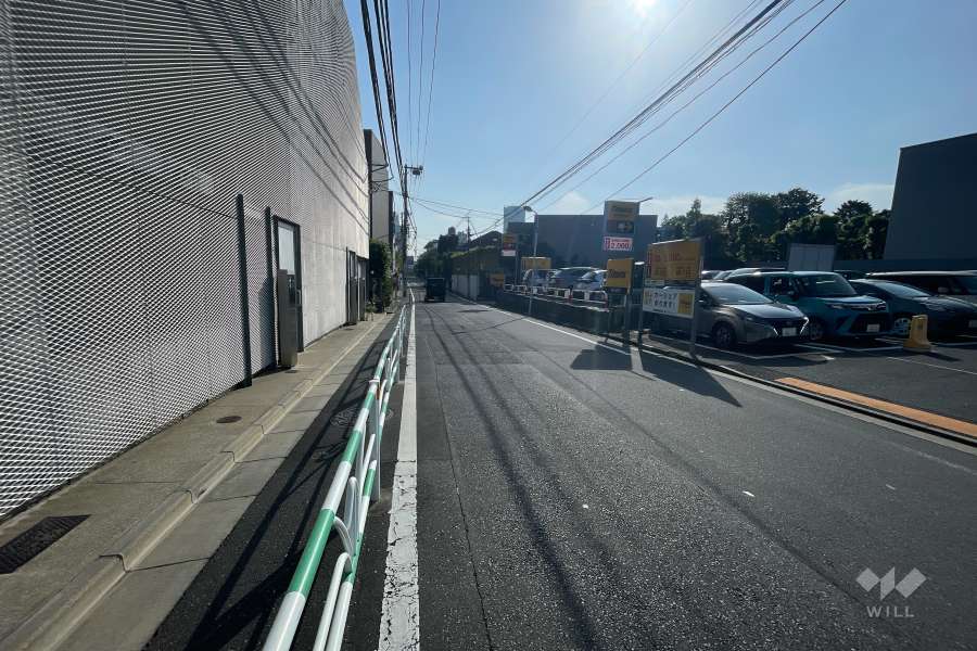 敷地北東側の前面道路(南西側から)