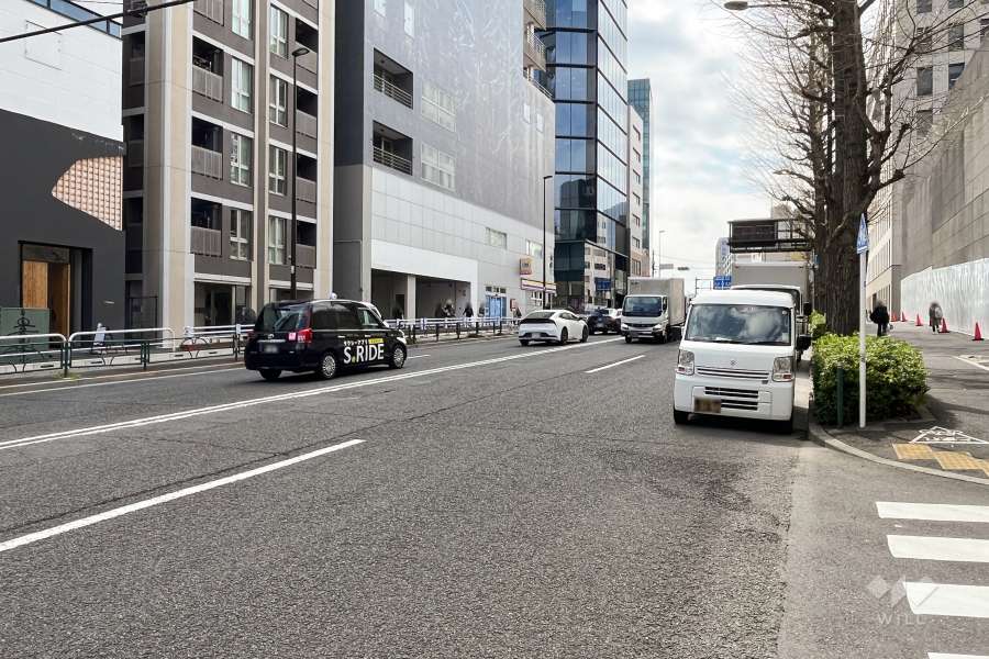 敷地西側の前面道路