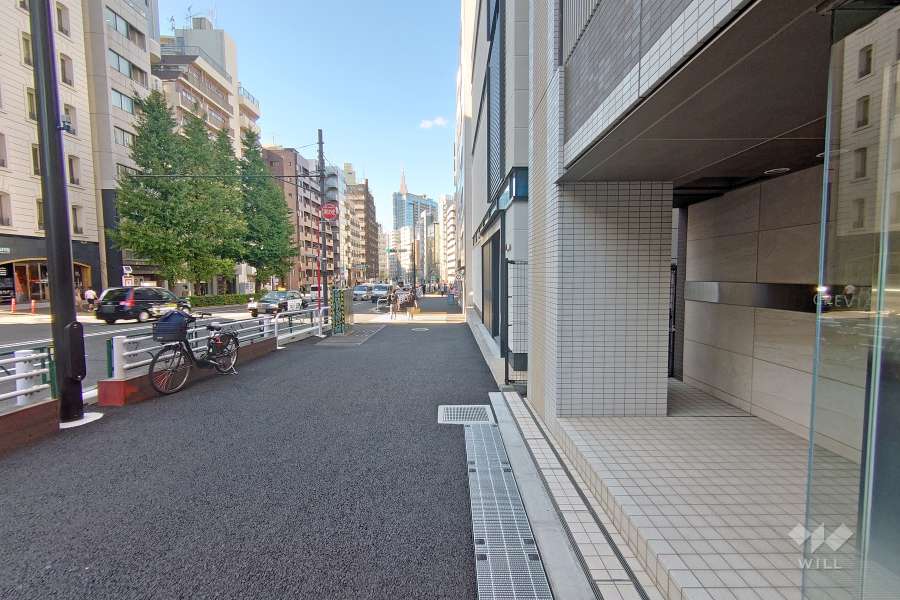 敷地西側の前面道路（南側から）