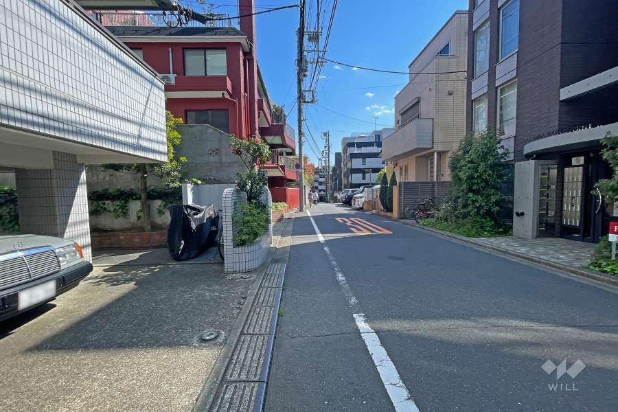 敷地西側の前面道路（北側から）