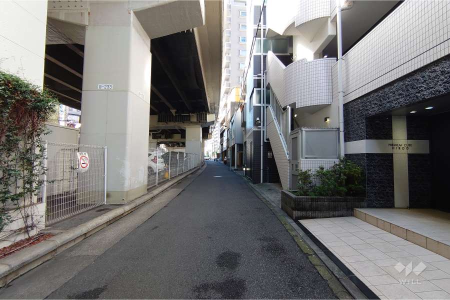 敷地南東側の前面道路（北東側から）