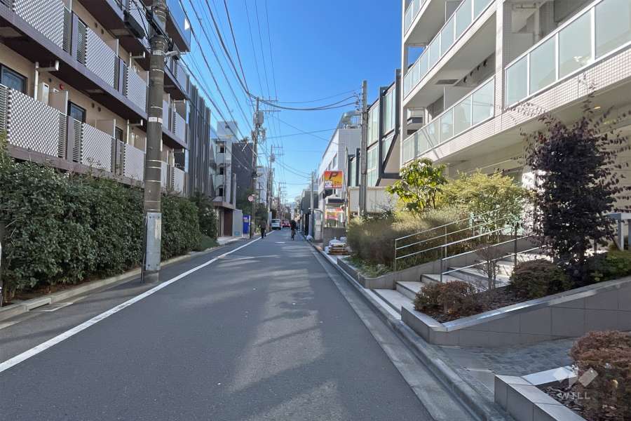 敷地西側の前面道路