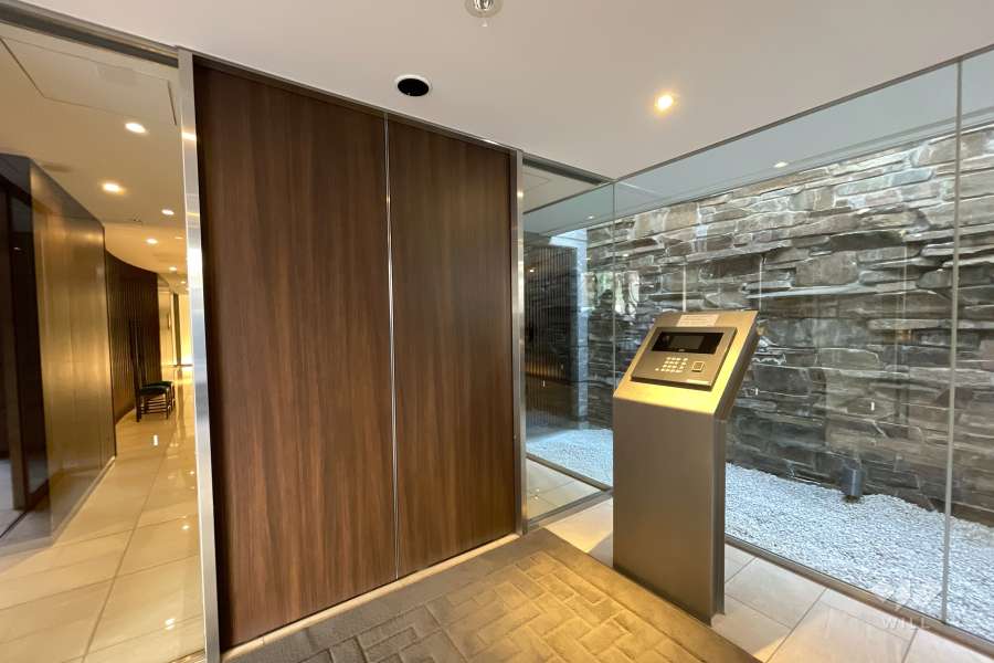 エントランスはオートロック付きです。