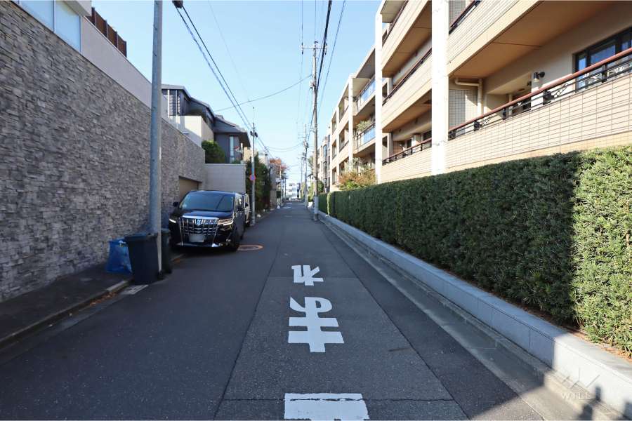 敷地南側の前面道路（東側から）