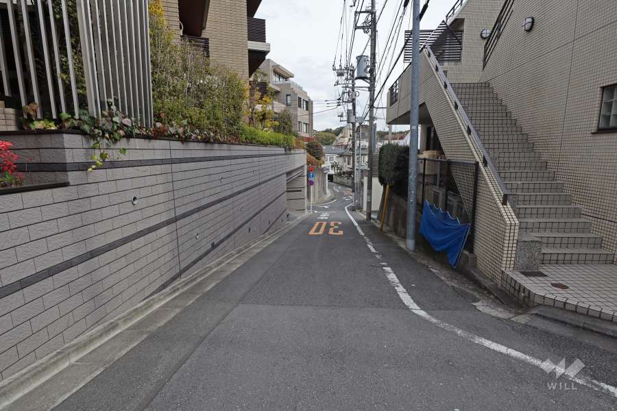 敷地南側の前面道路
