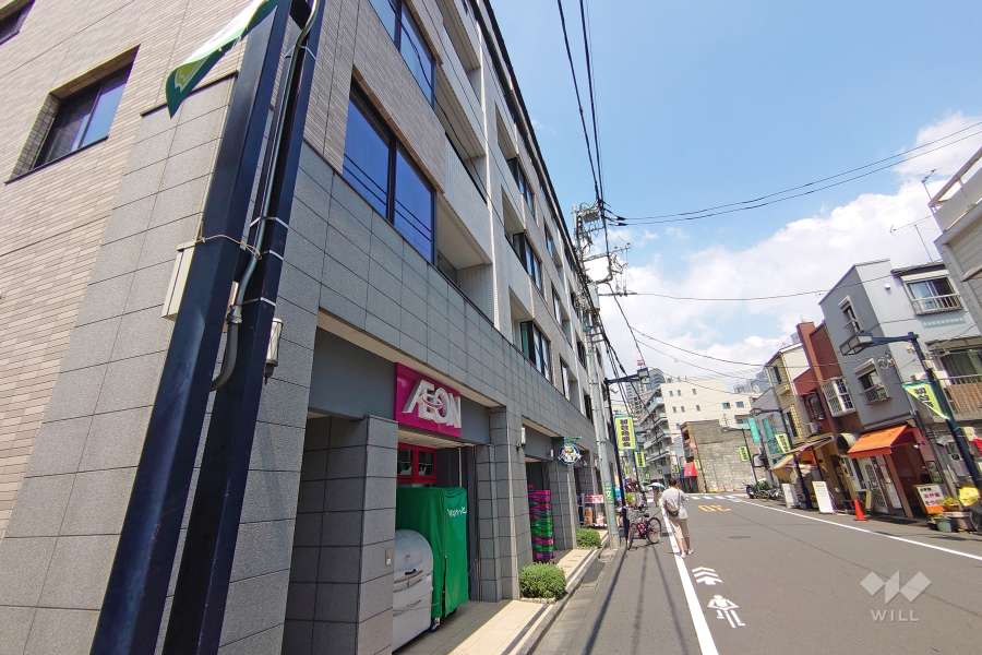 敷地東側の前面道路（南側から）