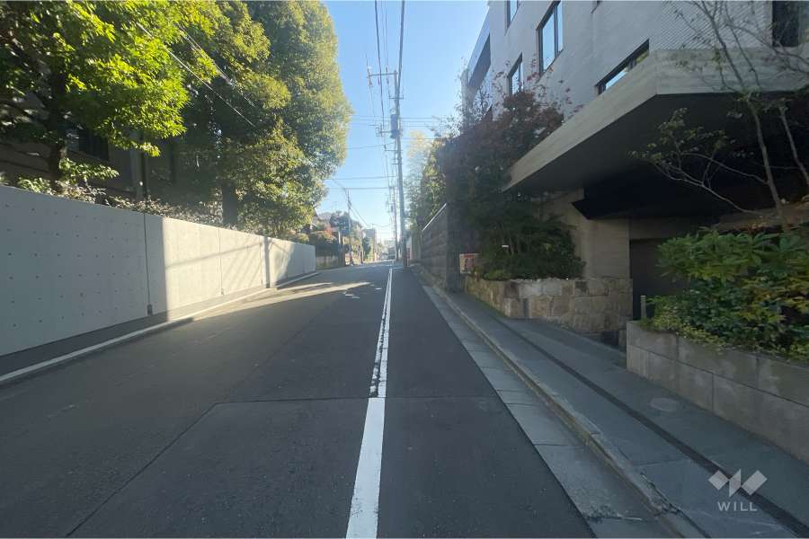 敷地北西側の前面道路（南西側から)