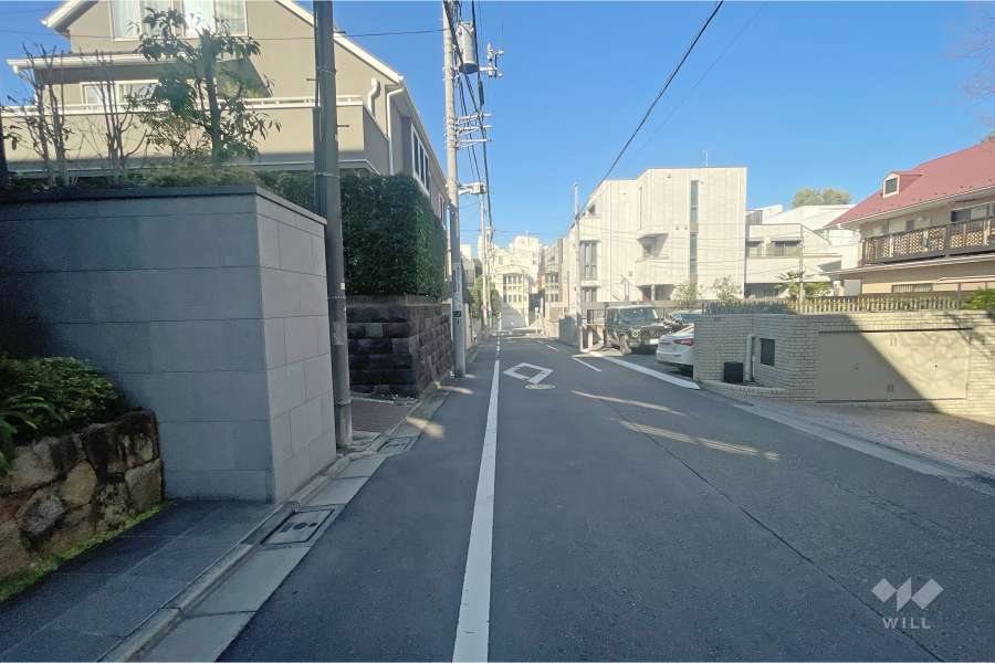 敷地北東側の前面道路（南東側から）