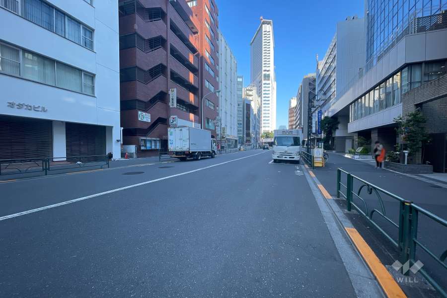 敷地西側の前面道路（南側から）