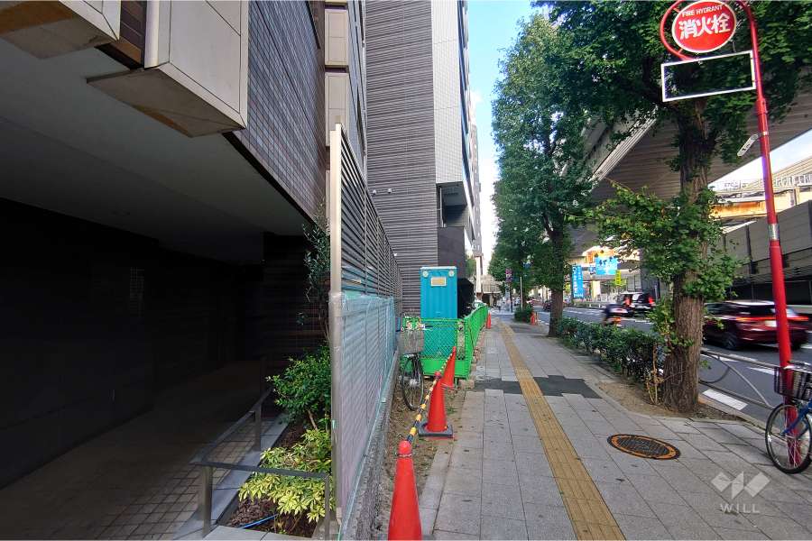 敷地南東側の前面道路（南西側から）