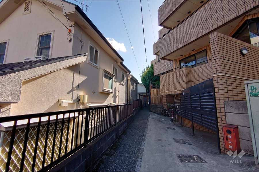 敷地南東側の共有通路（北東側から）