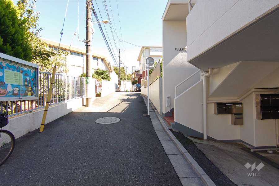 敷地北東側の前面道路（北西側から）