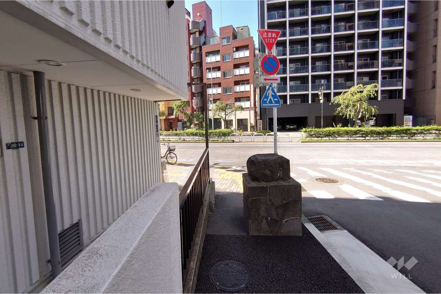 敷地北西側の前面道路（北東側から）