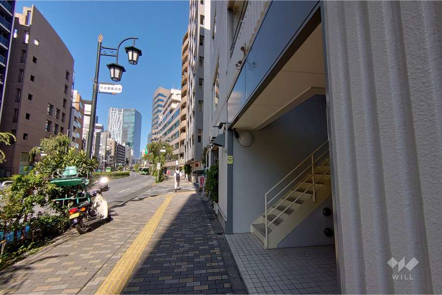 敷地南西側の前面道路（南東側から）