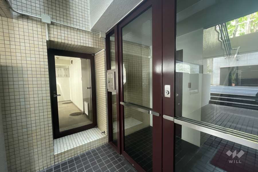 エントランスはオートロック付きです。