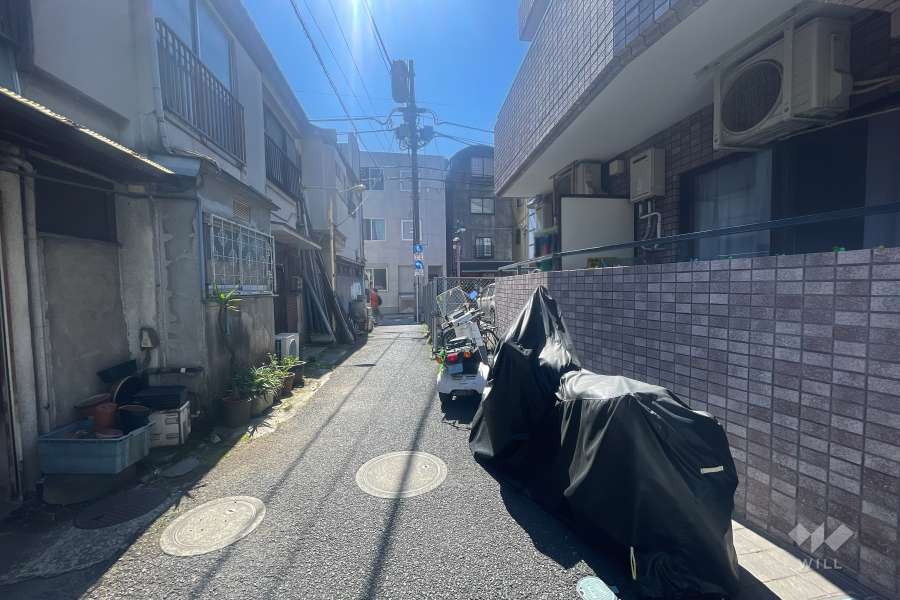 敷地南東側の前面道路（北東側から）