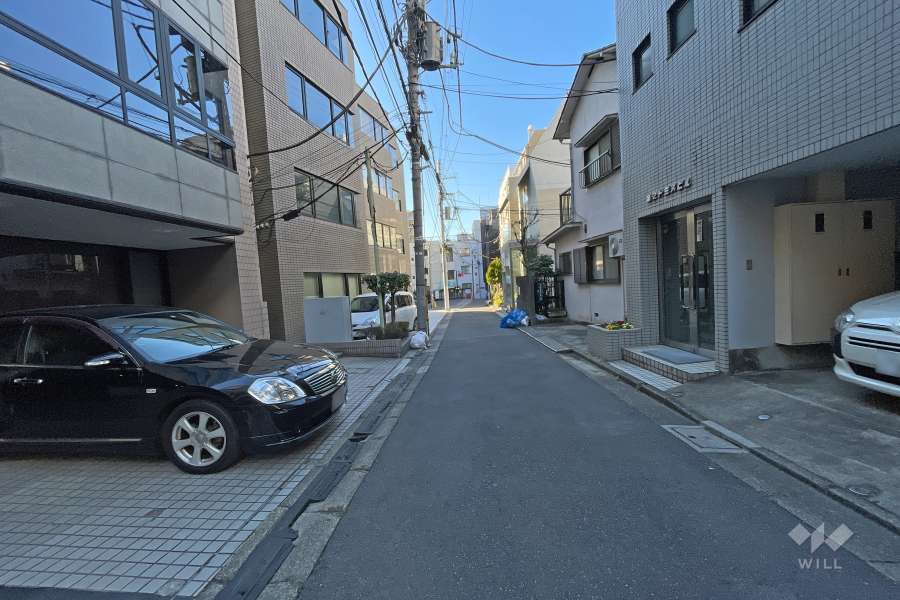 敷地西側の前面道路