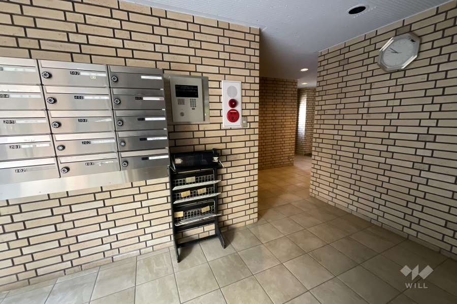 エントランスはオートロック付きです。