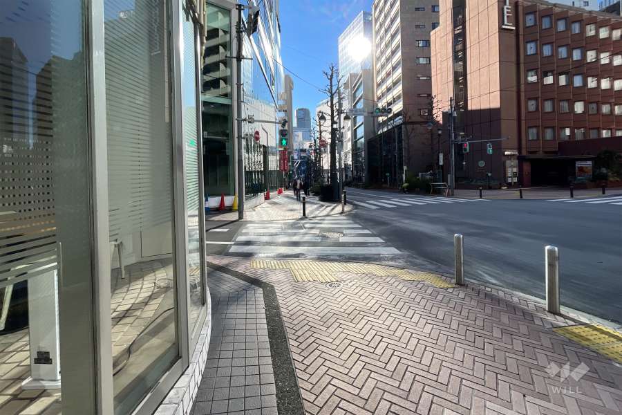 敷地南西側の前面道路(北西側から)