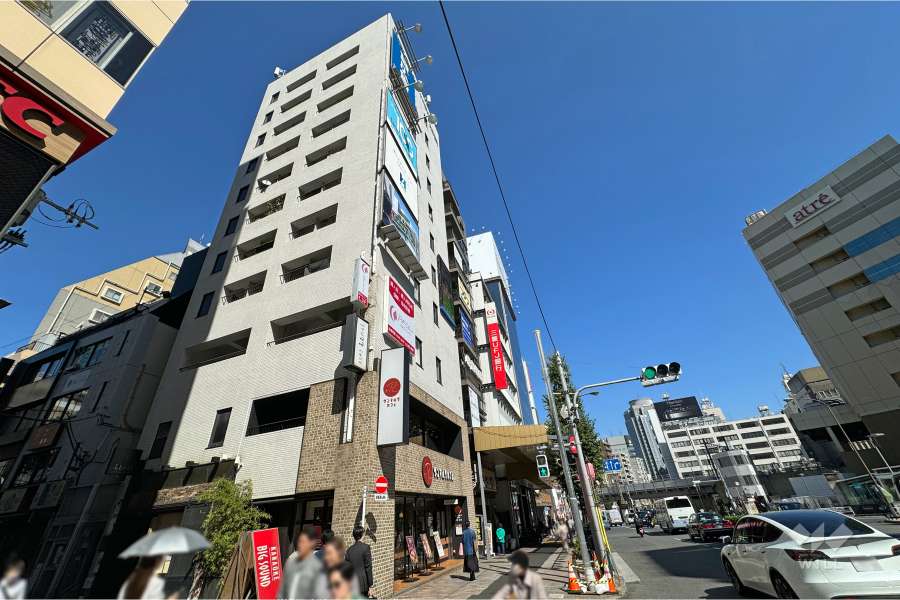 敷地南東側の前面道路（南西側から）