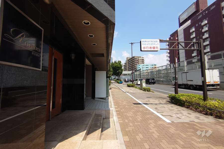 敷地東側の前面道路（南側から）
