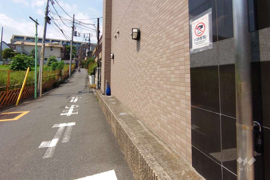 敷地南側の前面道路（東側から）