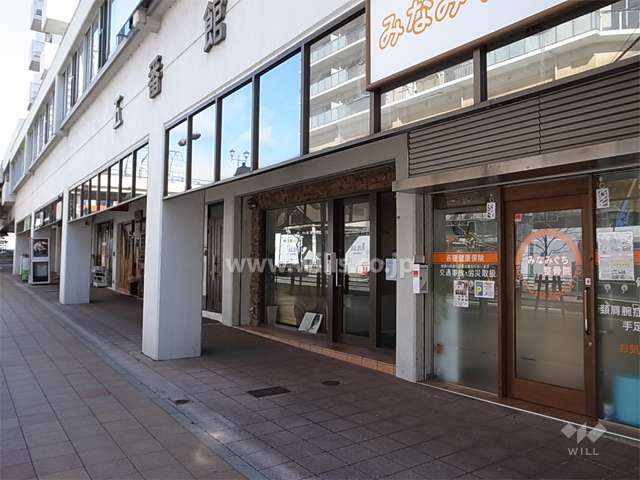 低層階は店舗になっています。