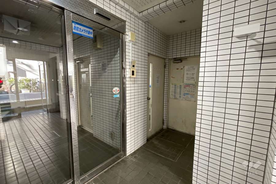 エントランスはオートロック付きです。